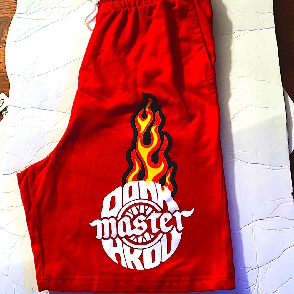 AKOO 
DUNK MASTER
SHORT, RED, SIZE L Waist: 34”
Inseam 8”
Waist to Hem 24” (NEW)